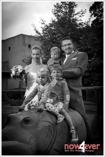 Family wedding shot in the Zoo