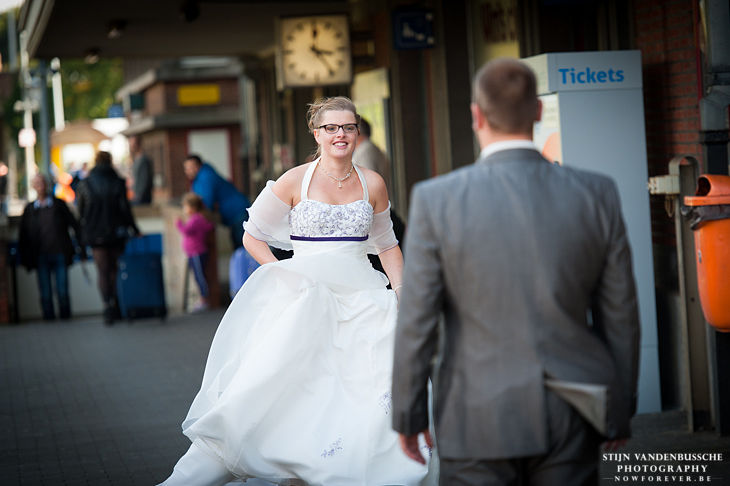 29_bruid  loopt naar bruidegom op peron in het station